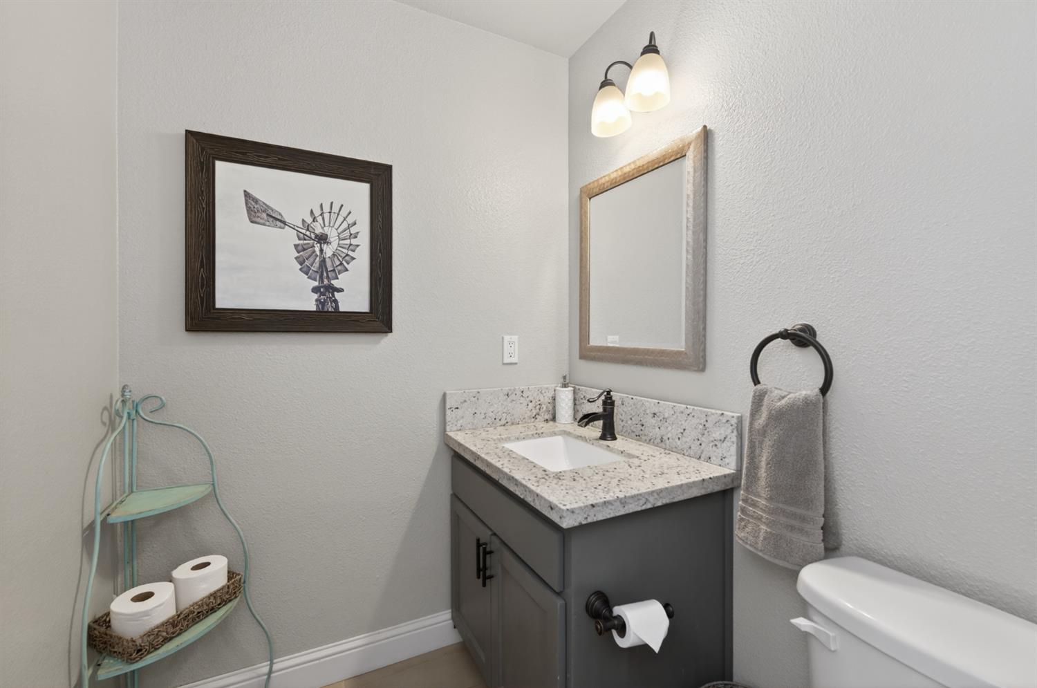 7767 Buckhorn Dr, Sanger, CA 93657