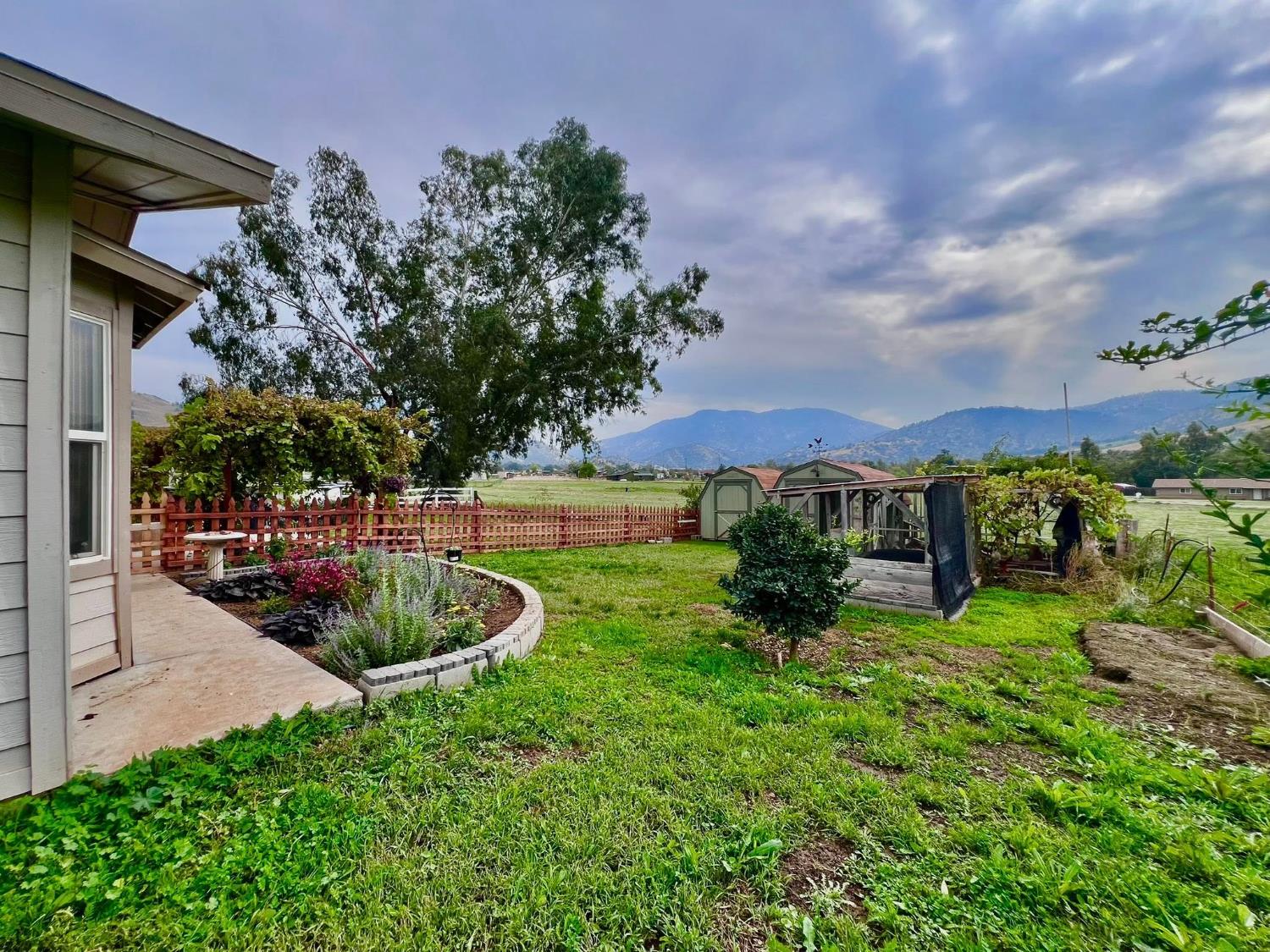 7767 Buckhorn Dr, Sanger, CA 93657