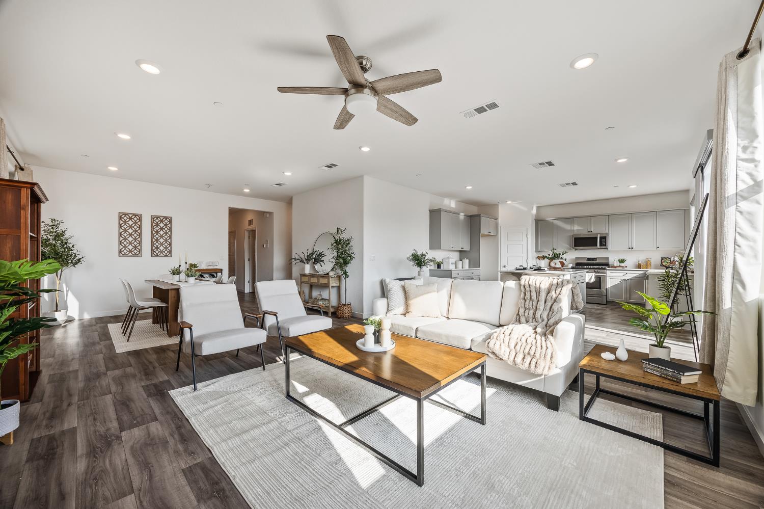 5783 W Laguna Ave, Fresno, CA 93722