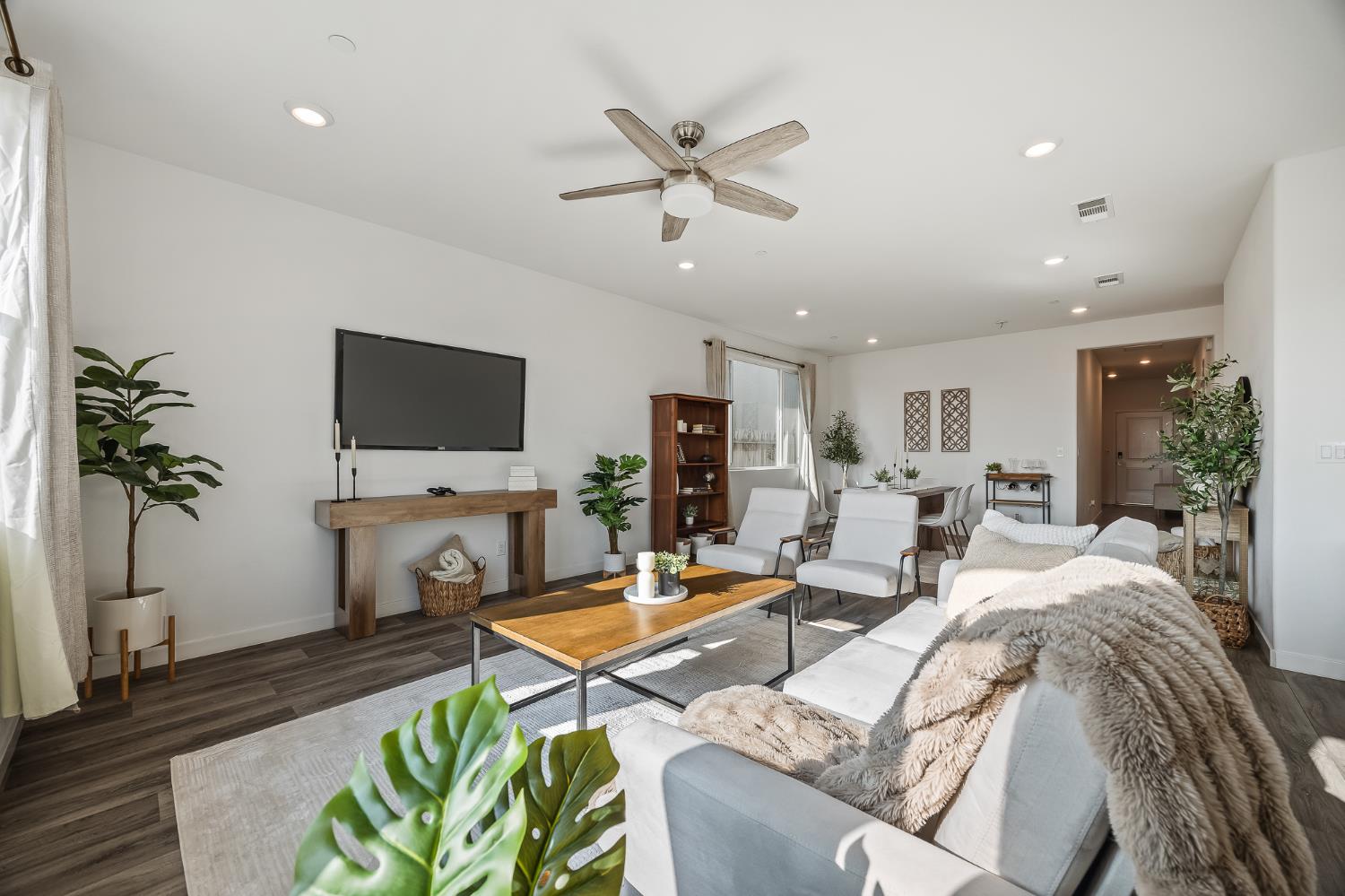 5783 W Laguna Ave, Fresno, CA 93722