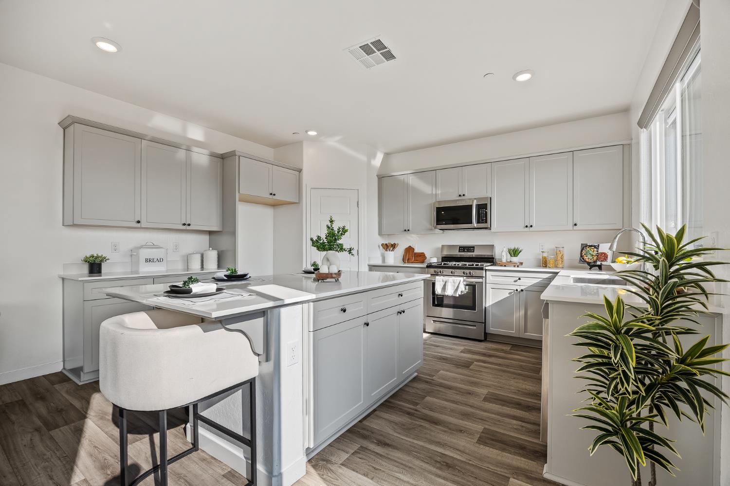 5783 W Laguna Ave, Fresno, CA 93722