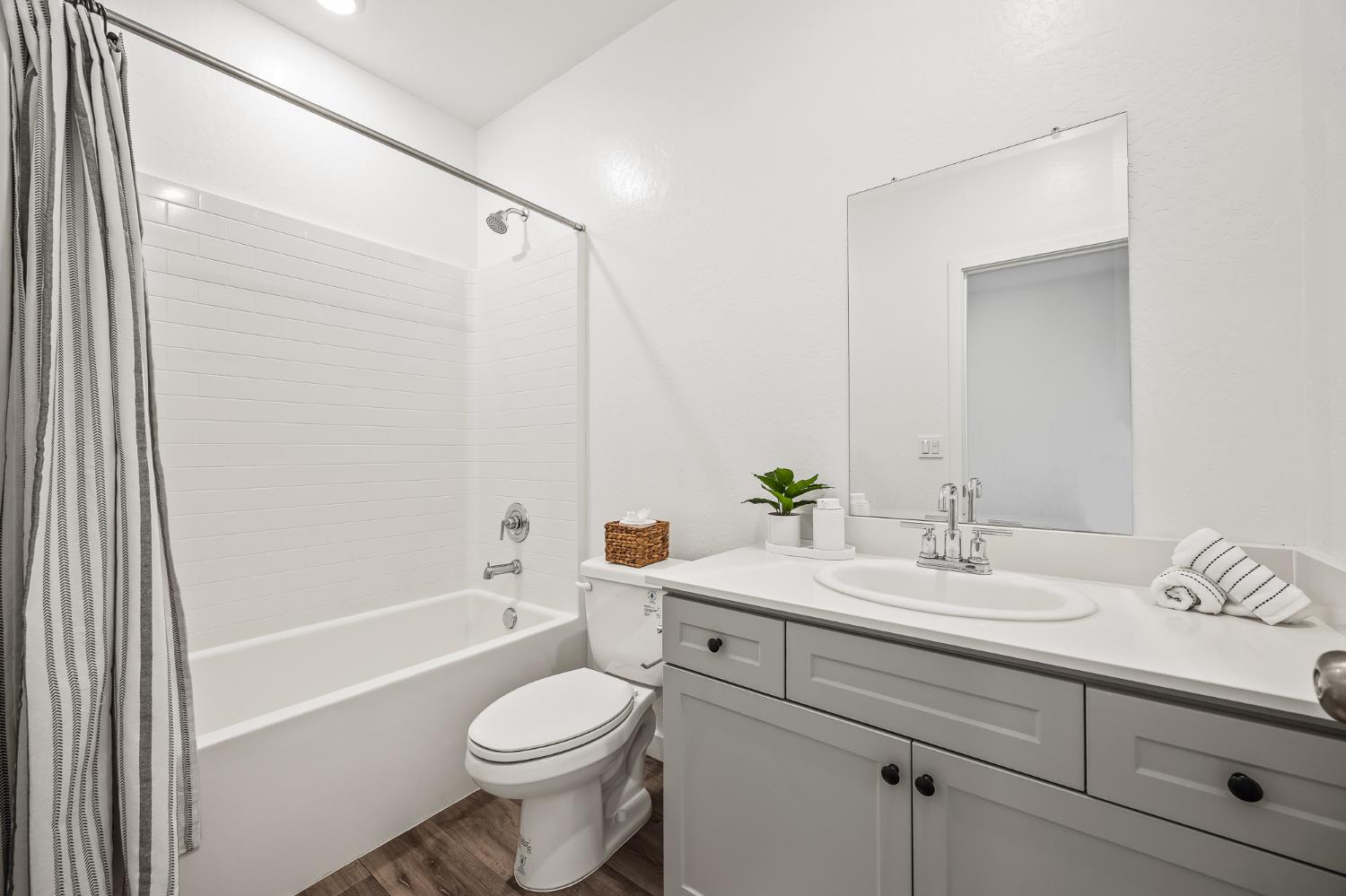 5783 W Laguna Ave, Fresno, CA 93722