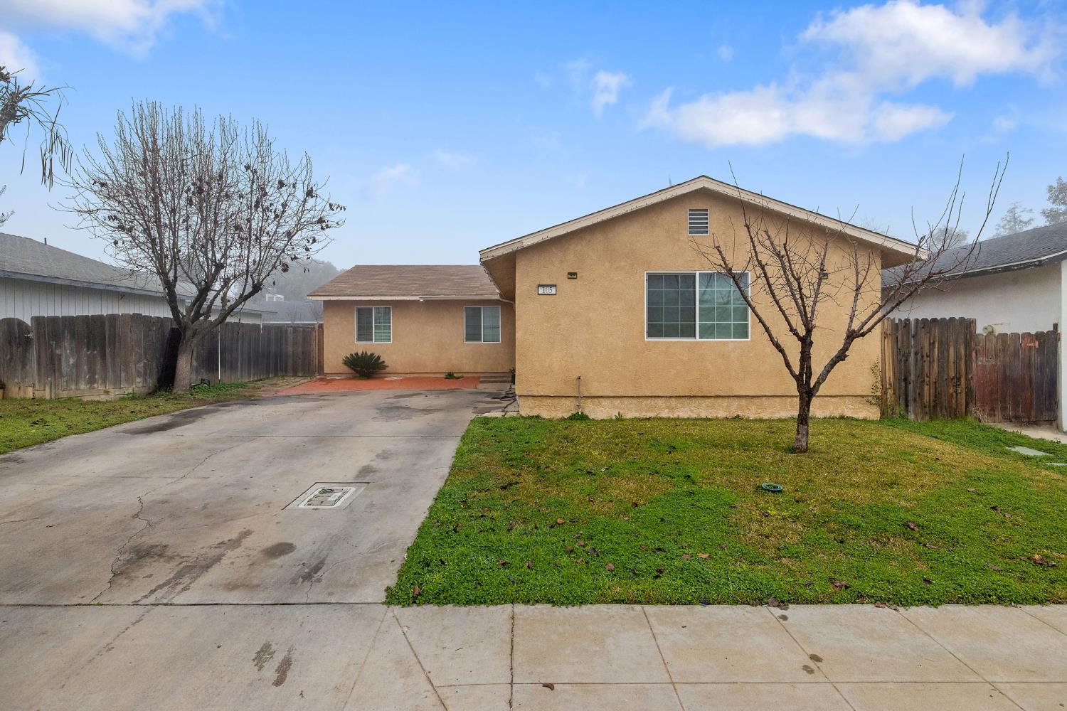 105 W Clark St, Madera, CA 93638