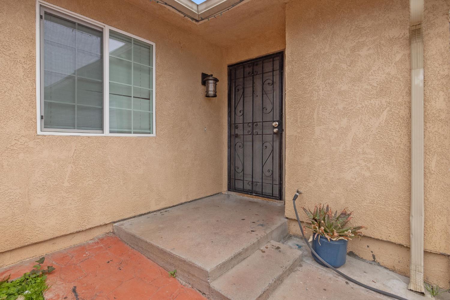 105 W Clark St, Madera, CA 93638