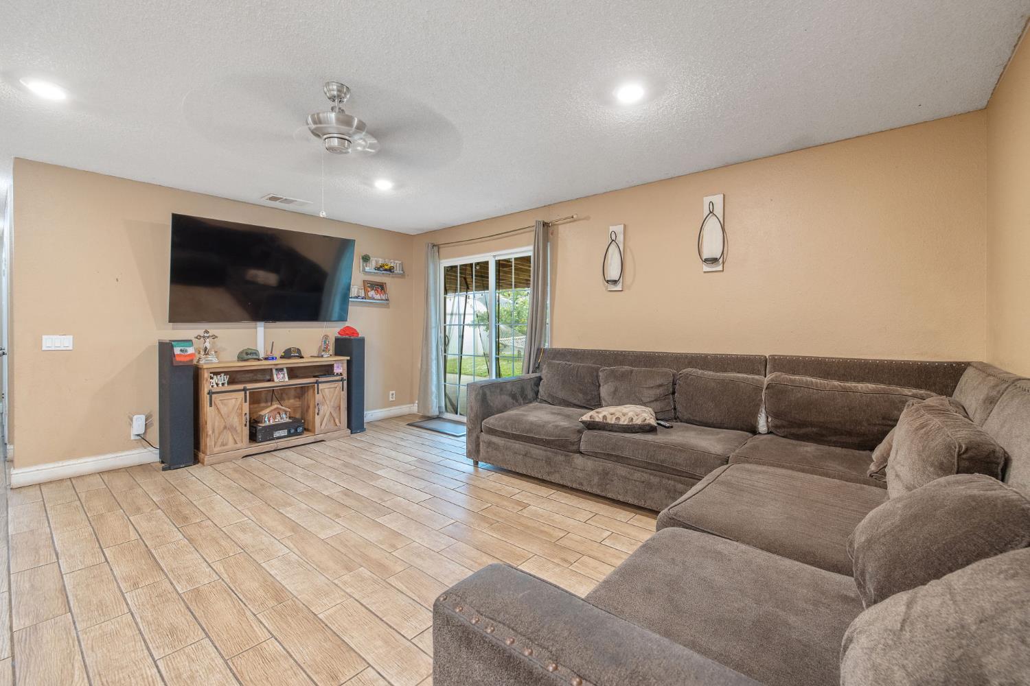 105 W Clark St, Madera, CA 93638