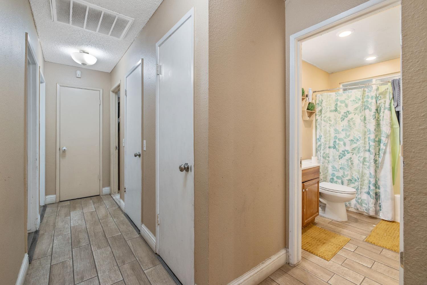 105 W Clark St, Madera, CA 93638