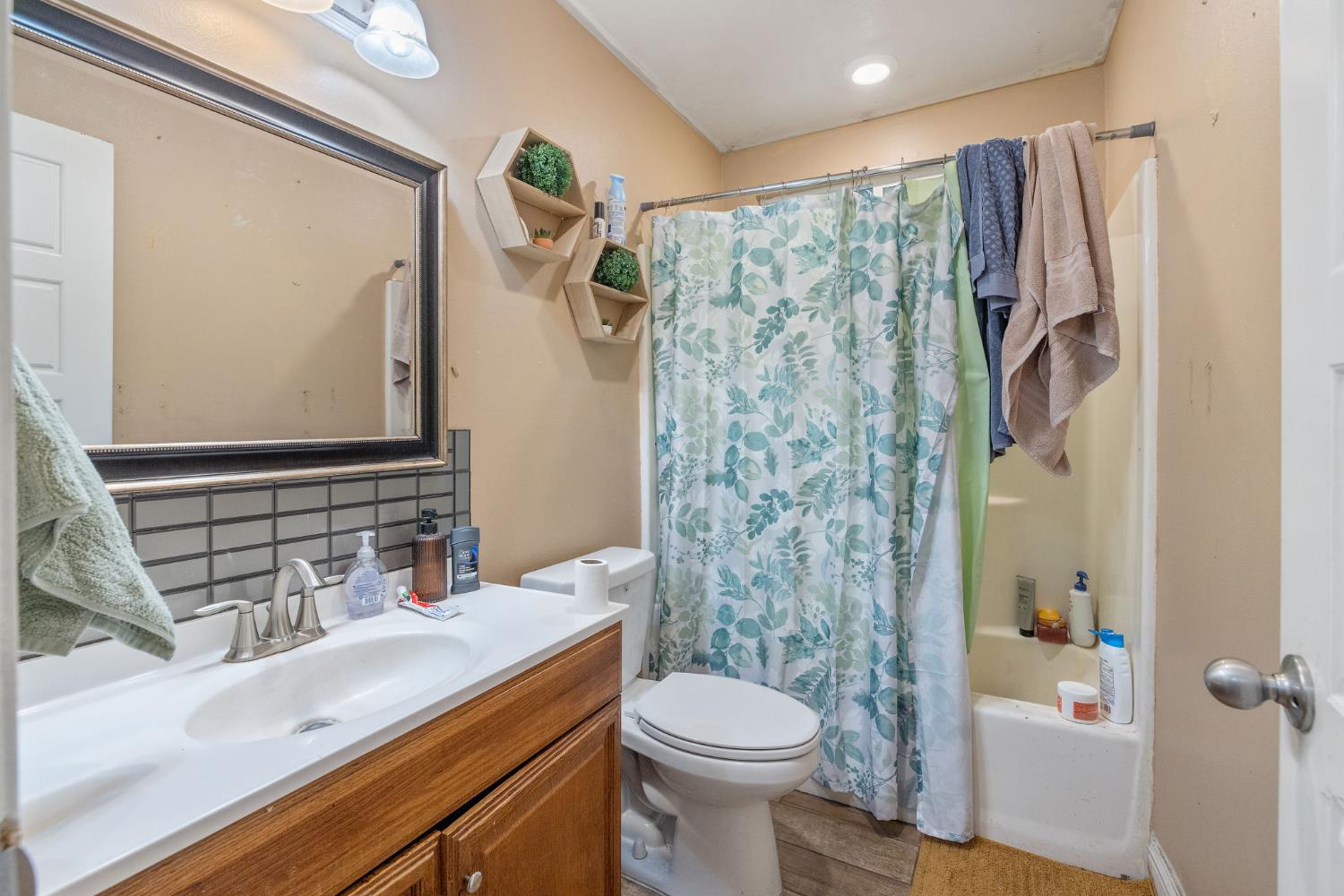 105 W Clark St, Madera, CA 93638