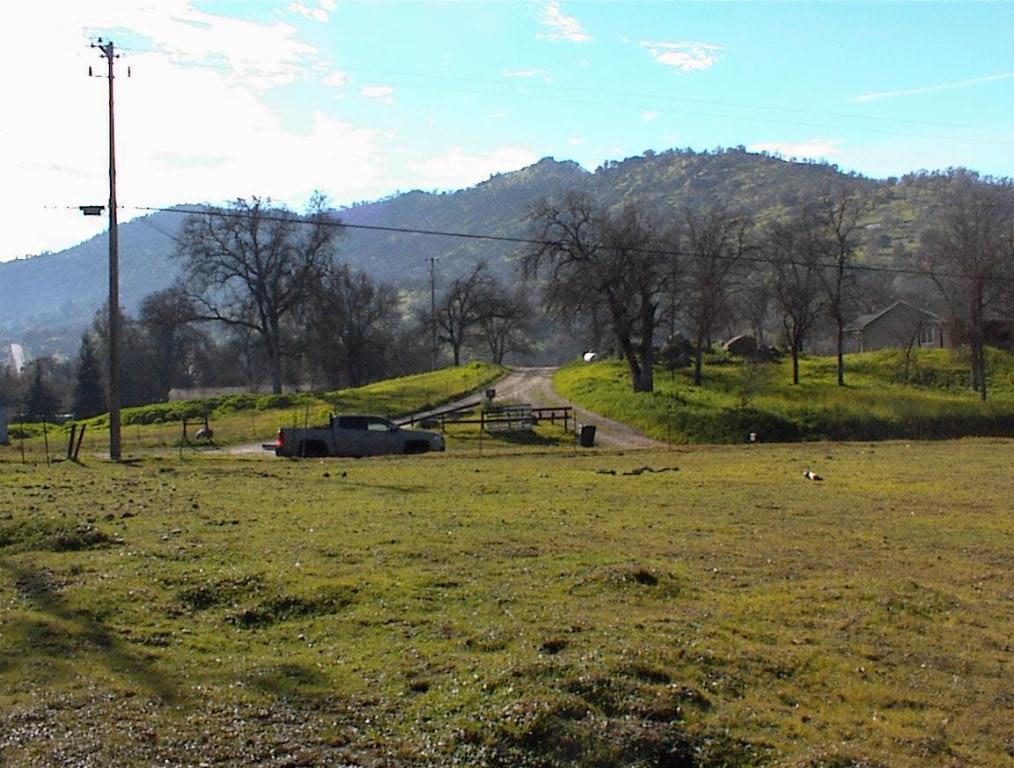 207 Mistletoe Rd, Yokuts Valley, CA 93675