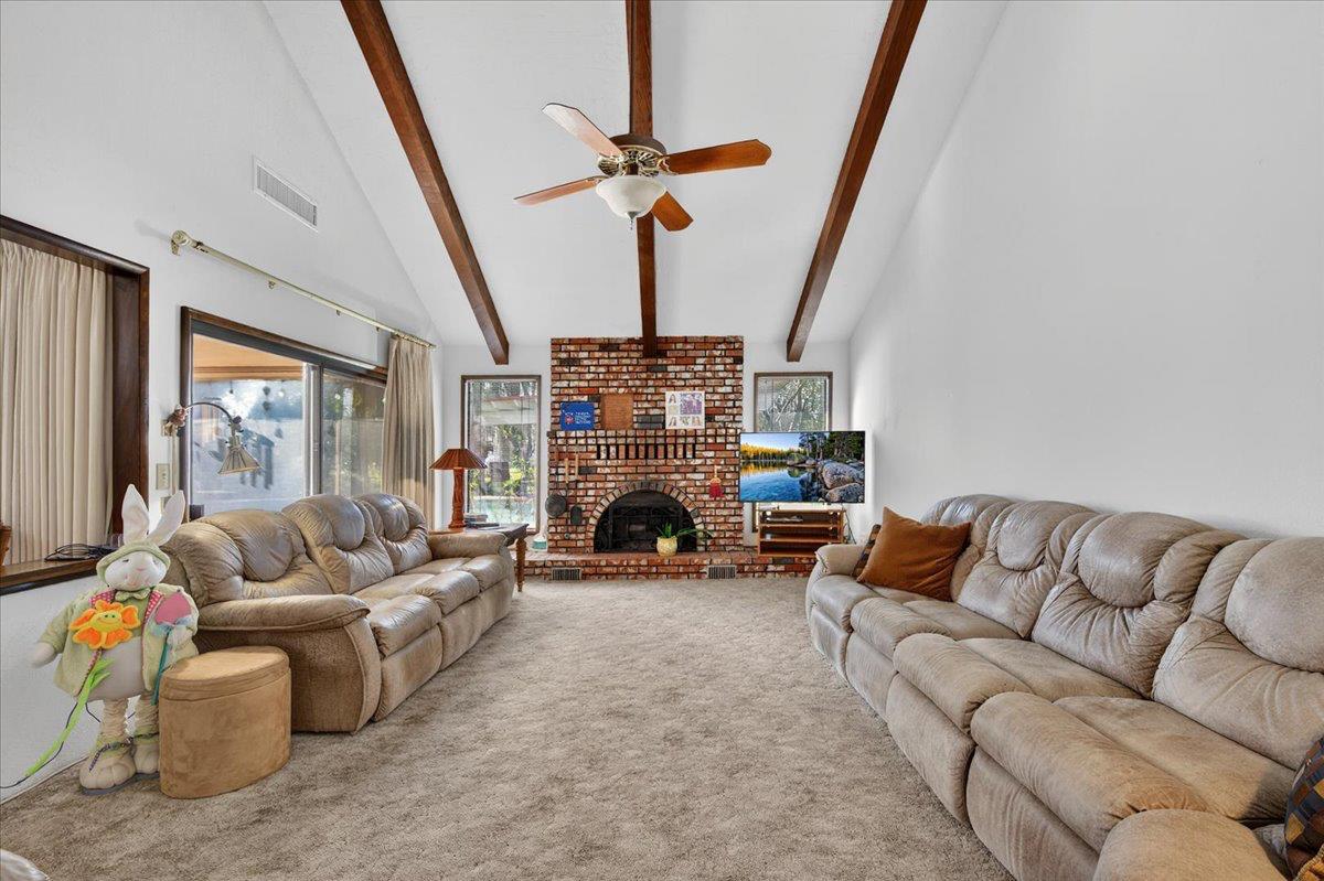 6121 N Montana Ave, Clovis, CA 93619