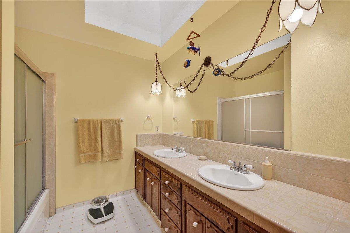 6121 N Montana Ave, Clovis, CA 93619