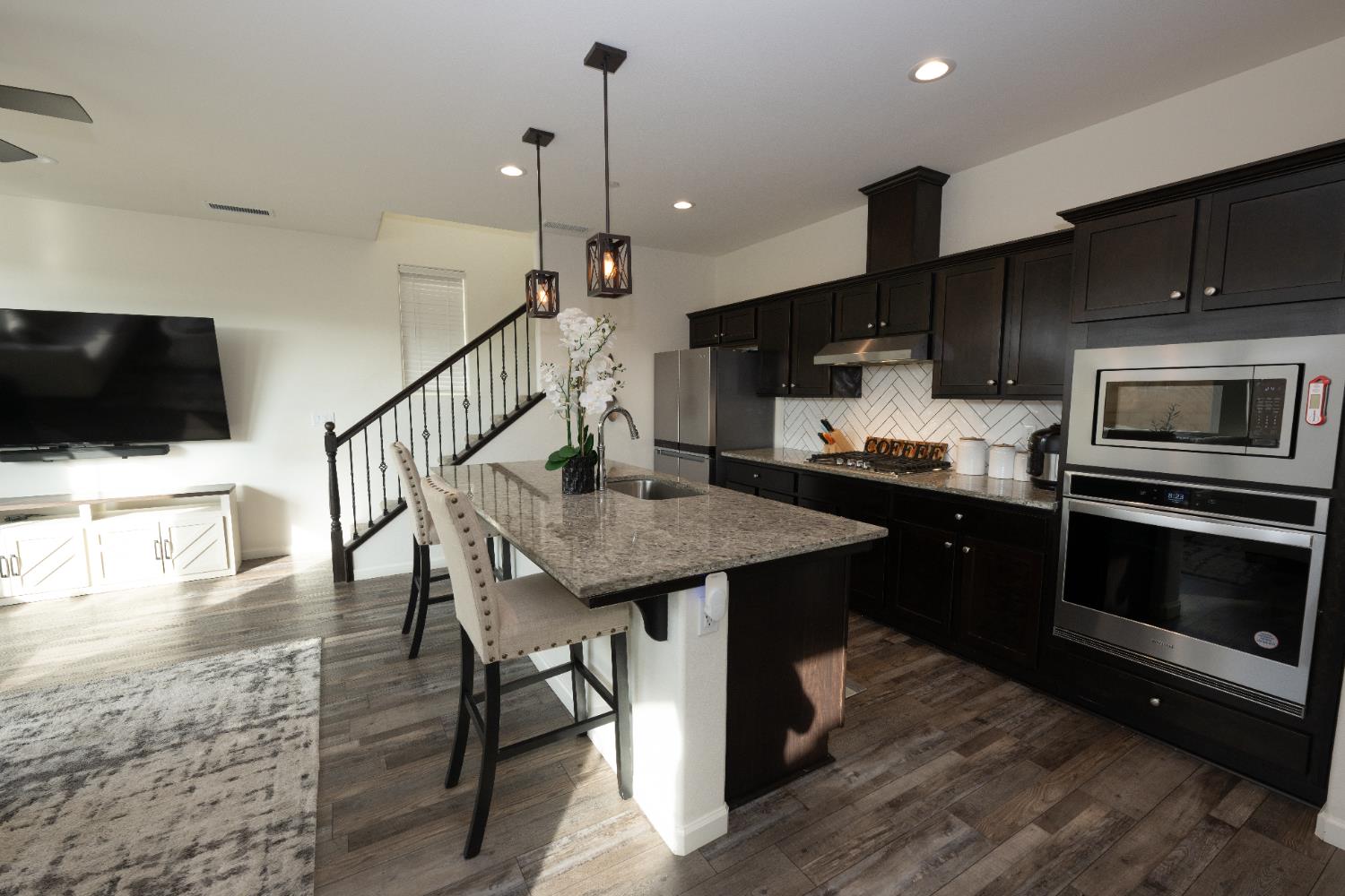 118 Mission Dr S, Madera, CA 93636