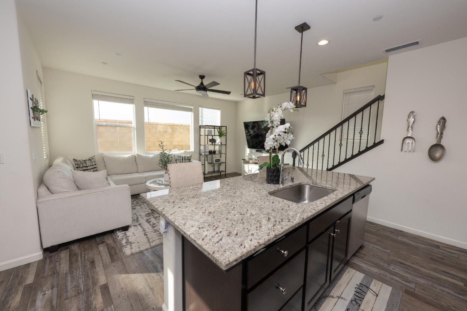 118 Mission Dr S, Madera, CA 93636