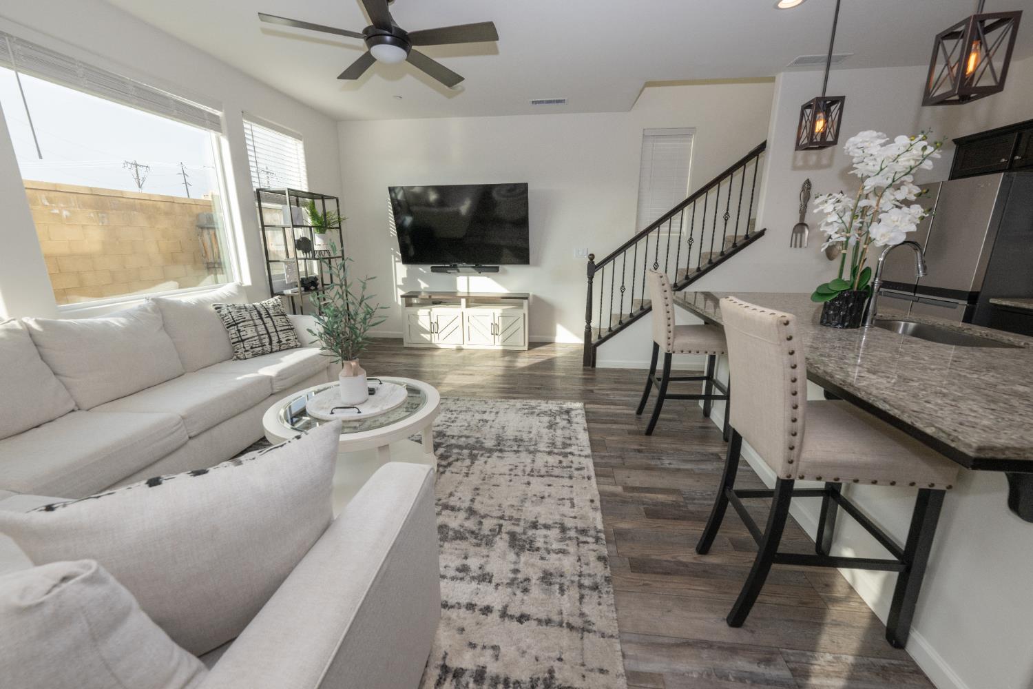 118 Mission Dr S, Madera, CA 93636