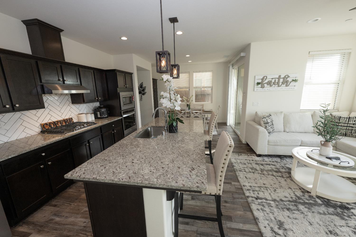 118 Mission Dr S, Madera, CA 93636