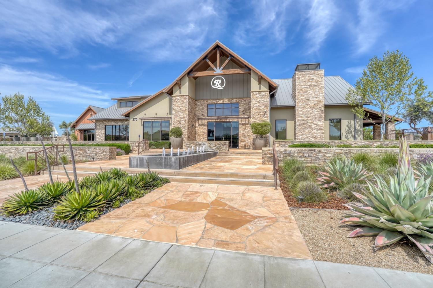 118 Mission Dr S, Madera, CA 93636