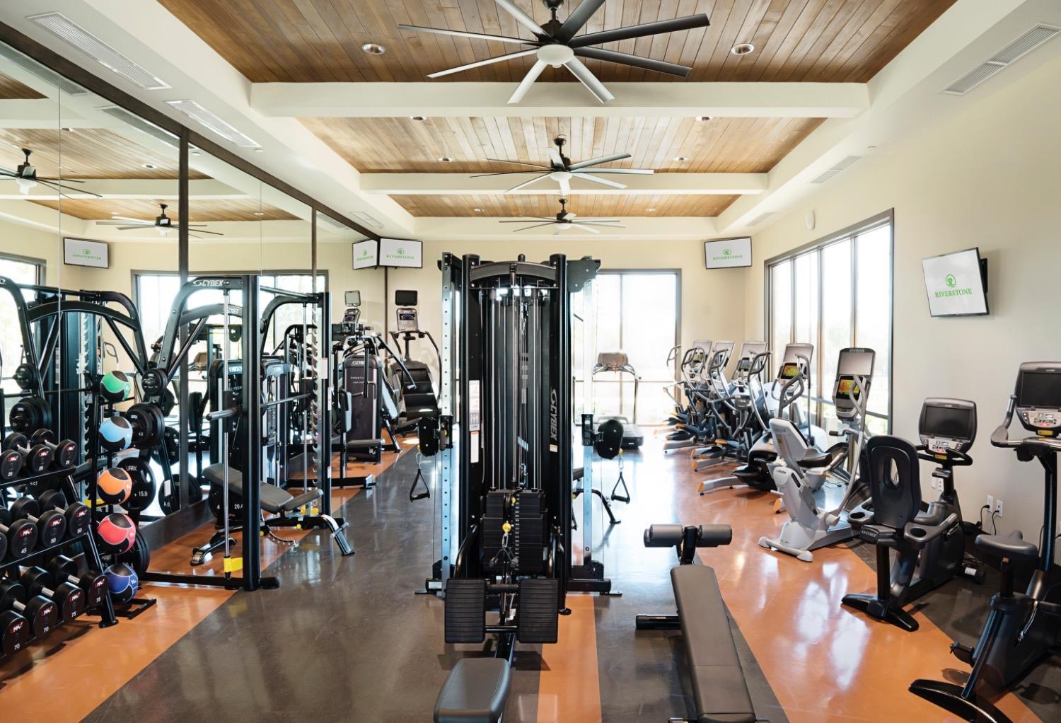 118 Mission Dr S, Madera, CA 93636