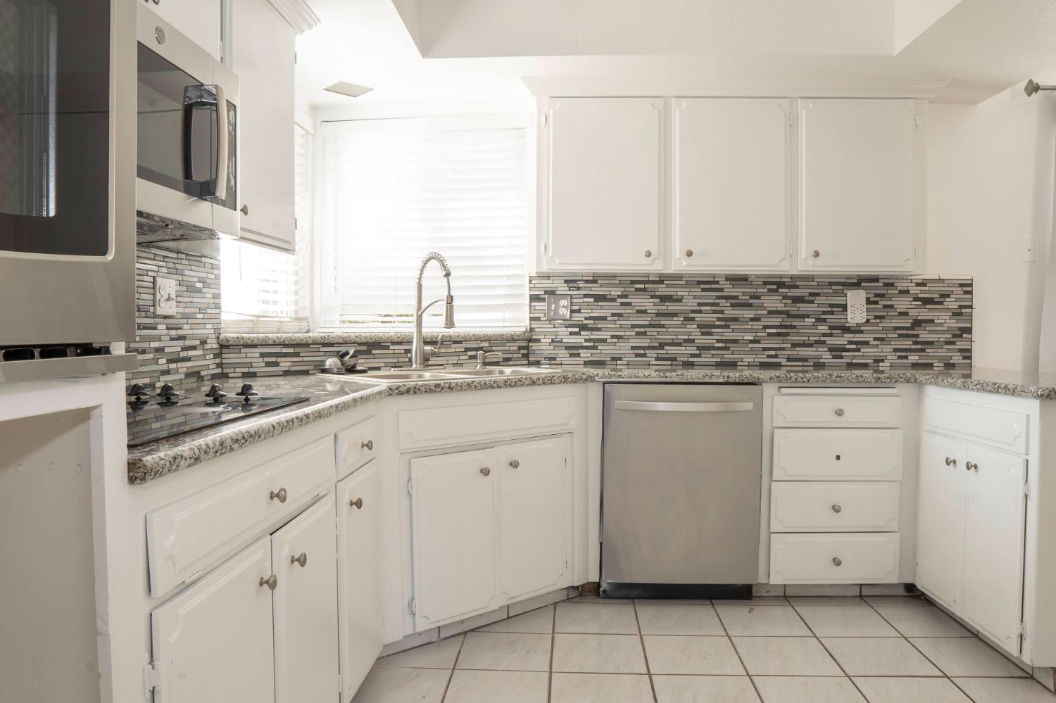 5693 E Madison Ave, Fresno, CA 93727