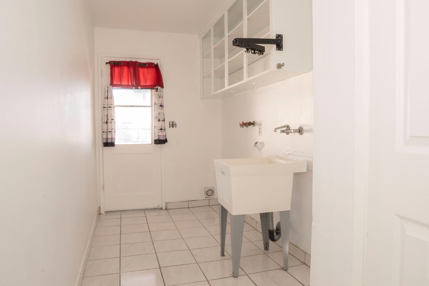 5693 E Madison Ave, Fresno, CA 93727