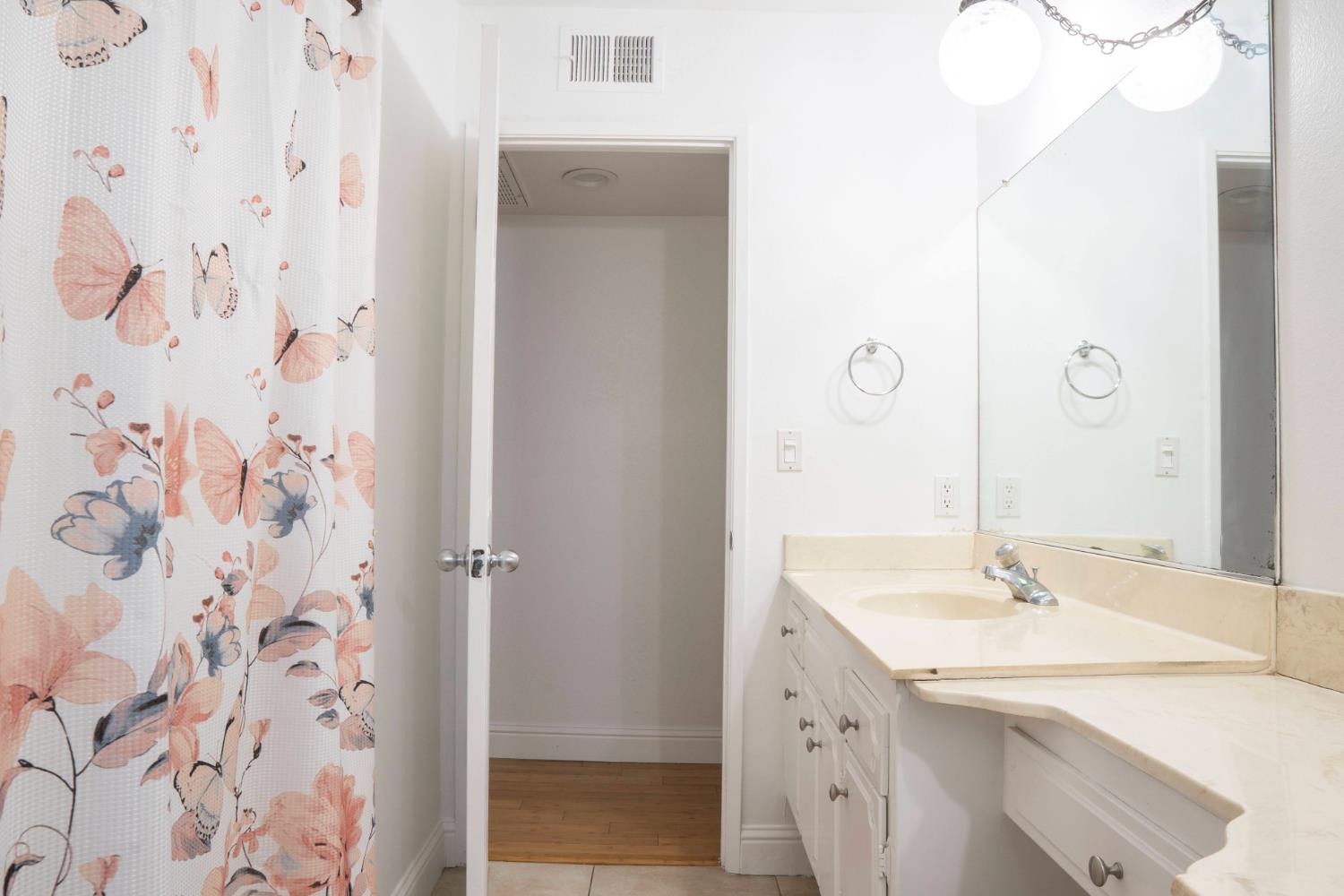 5693 E Madison Ave, Fresno, CA 93727