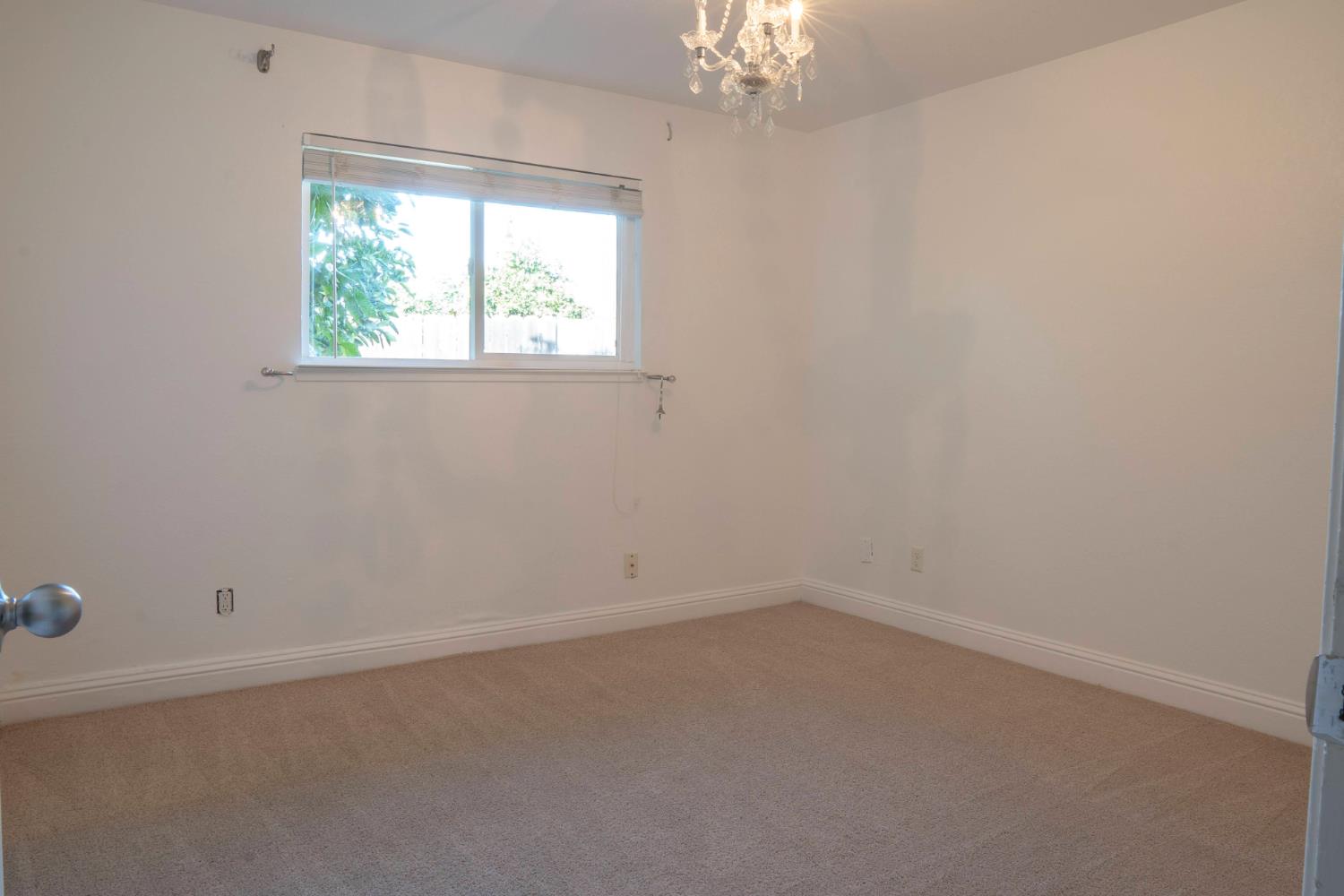 5693 E Madison Ave, Fresno, CA 93727