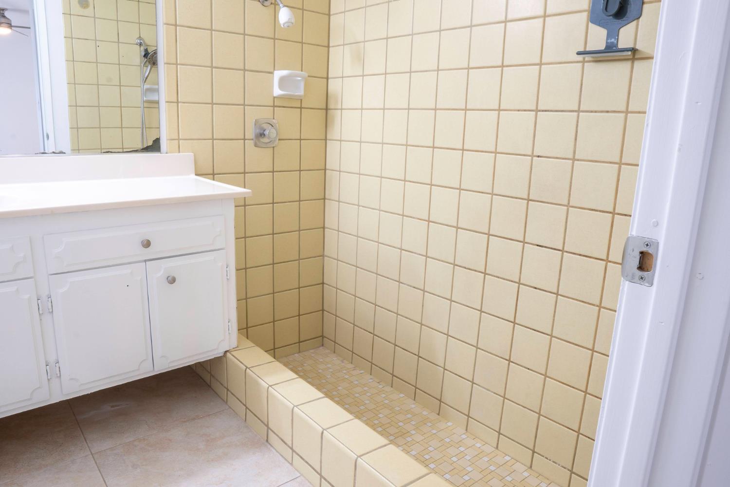 5693 E Madison Ave, Fresno, CA 93727