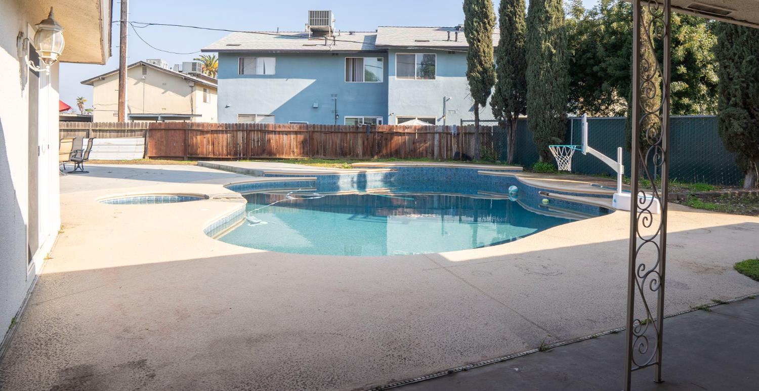 5693 E Madison Ave, Fresno, CA 93727