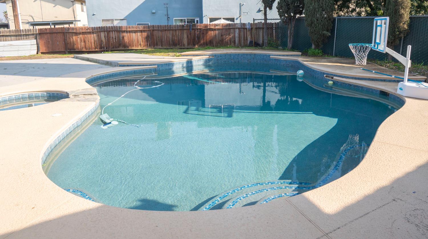 5693 E Madison Ave, Fresno, CA 93727