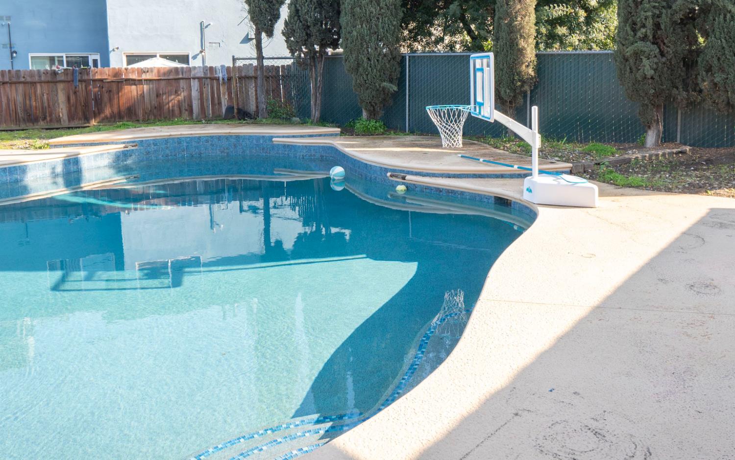 5693 E Madison Ave, Fresno, CA 93727