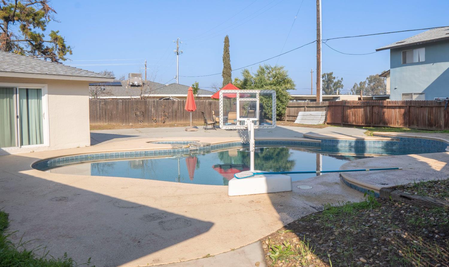 5693 E Madison Ave, Fresno, CA 93727