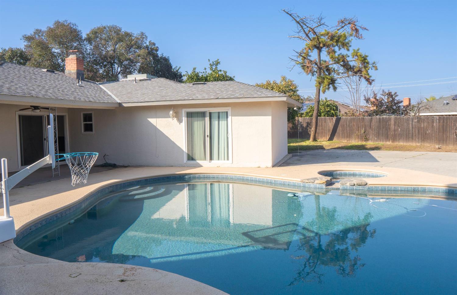 5693 E Madison Ave, Fresno, CA 93727