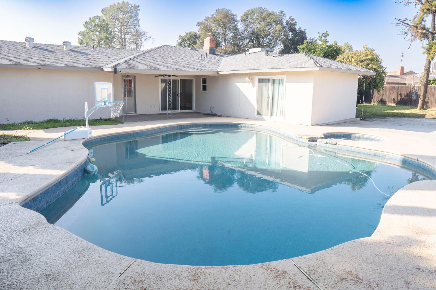 5693 E Madison Ave, Fresno, CA 93727