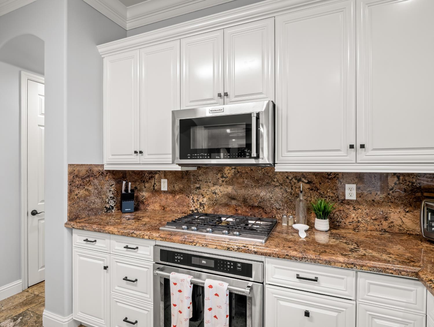 1152 Lester Ave, Clovis, CA 93619