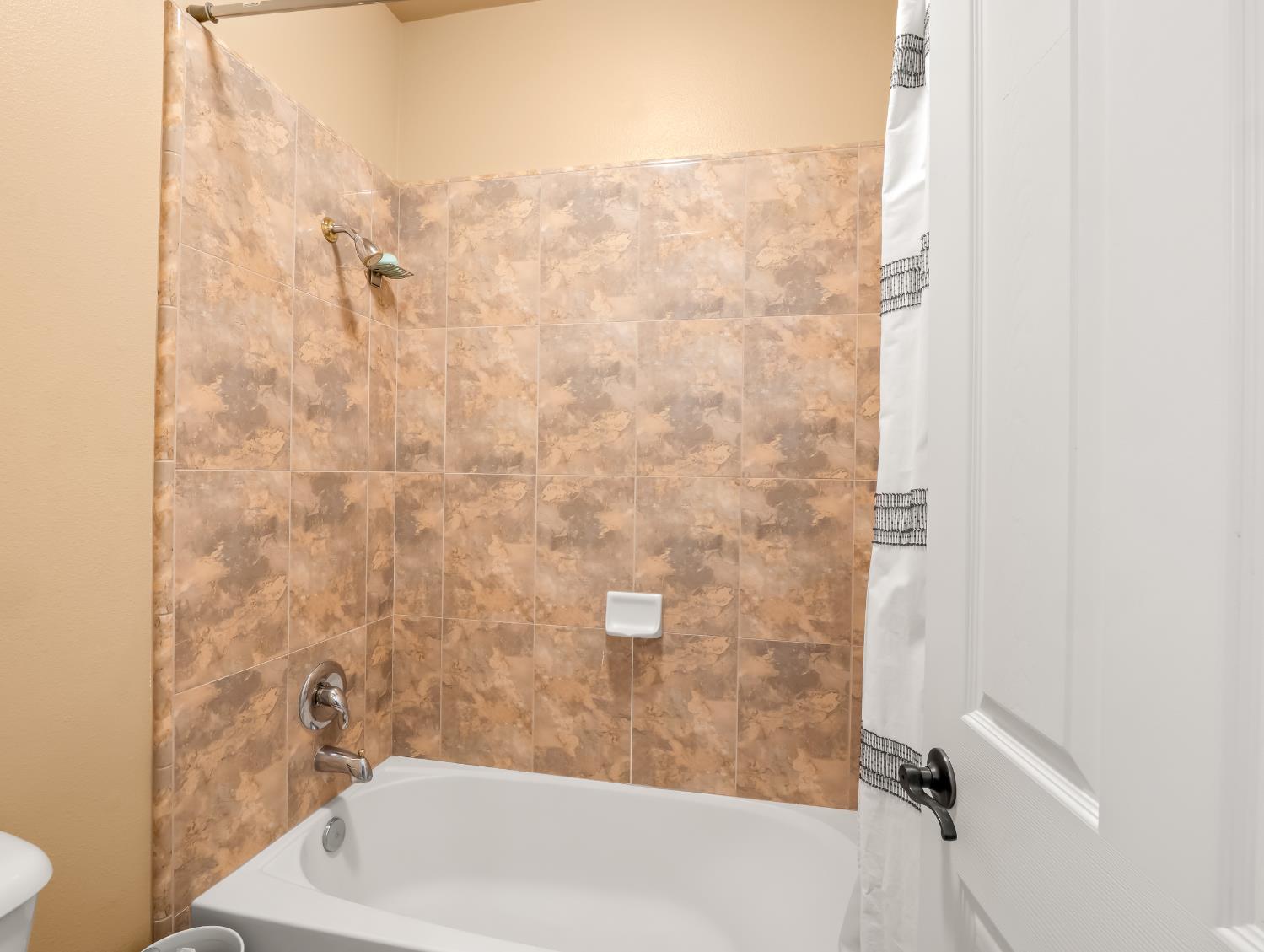 1152 Lester Ave, Clovis, CA 93619