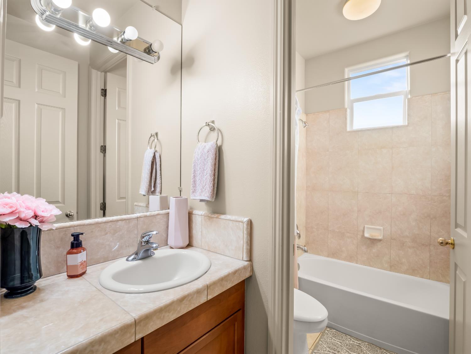 1152 Lester Ave, Clovis, CA 93619