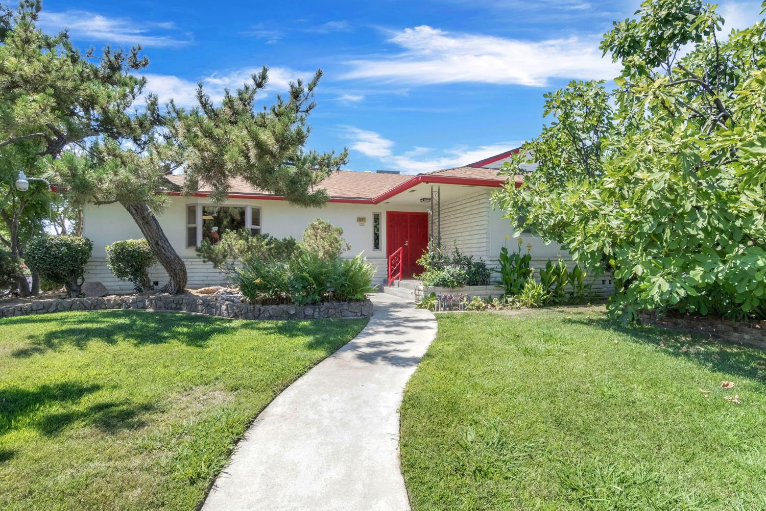 411 W Vartikian Ave, Fresno, CA 93704