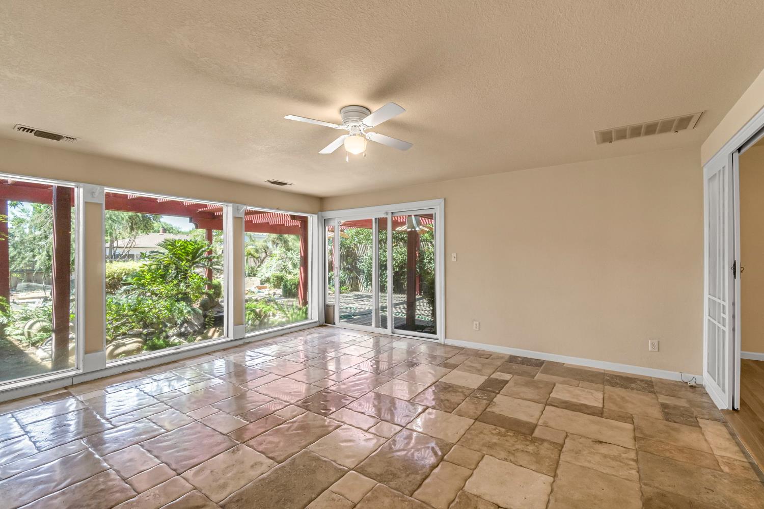 411 W Vartikian Ave, Fresno, CA 93704