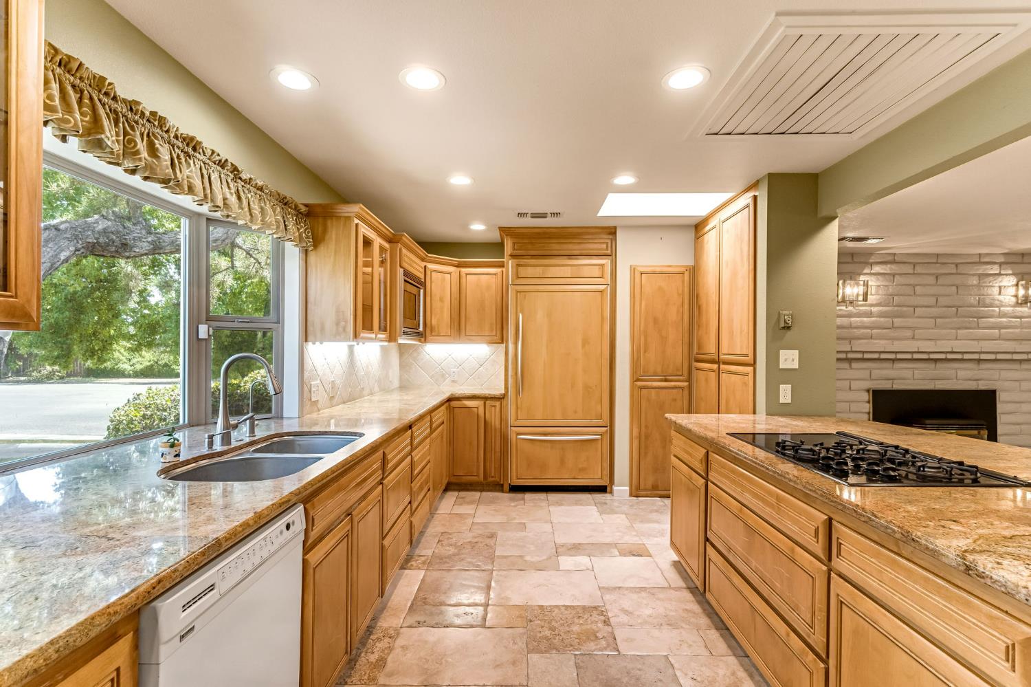 411 W Vartikian Ave, Fresno, CA 93704