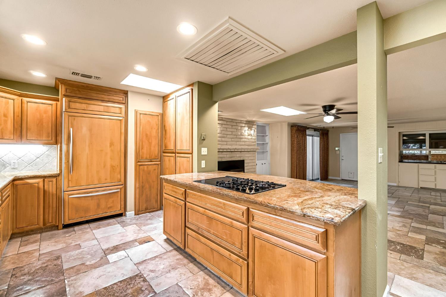 411 W Vartikian Ave, Fresno, CA 93704