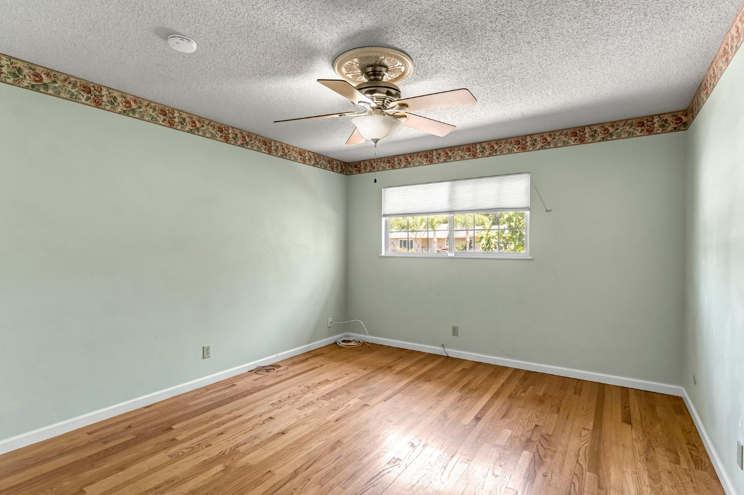 411 W Vartikian Ave, Fresno, CA 93704