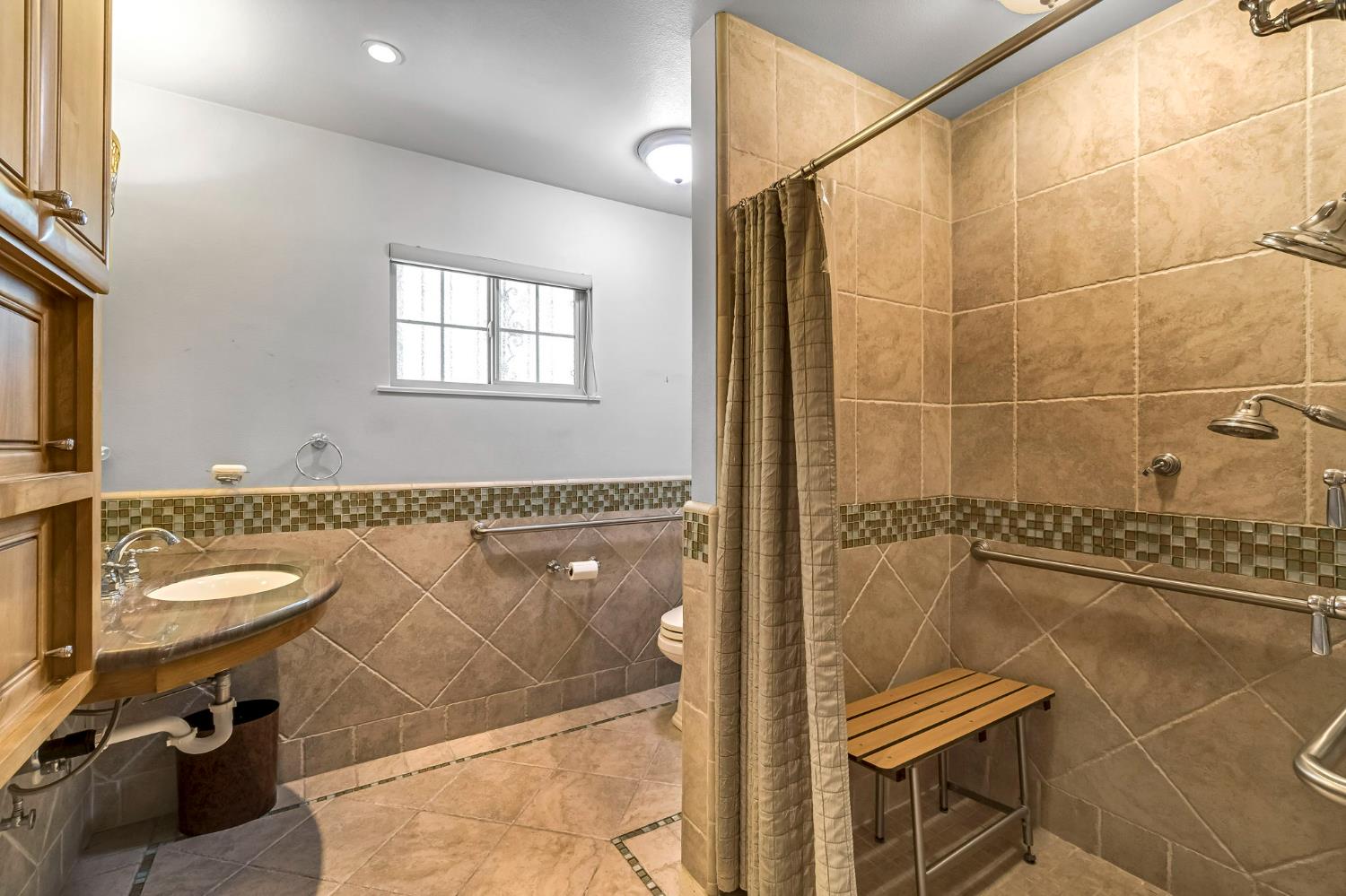 411 W Vartikian Ave, Fresno, CA 93704