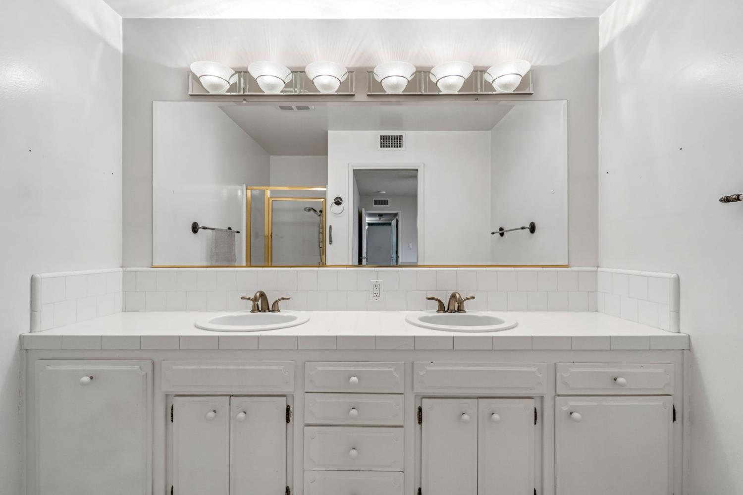 411 W Vartikian Ave, Fresno, CA 93704