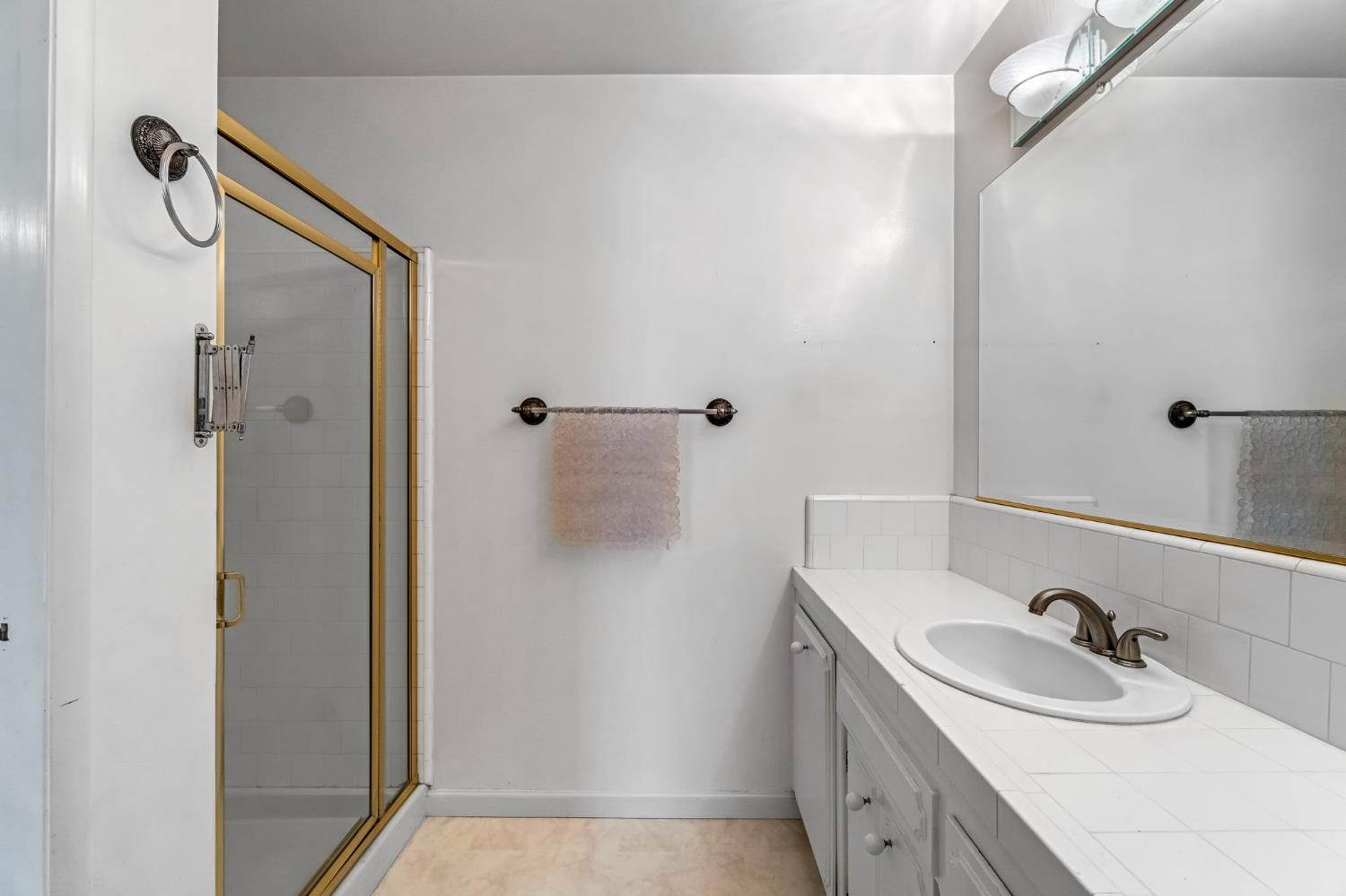 411 W Vartikian Ave, Fresno, CA 93704