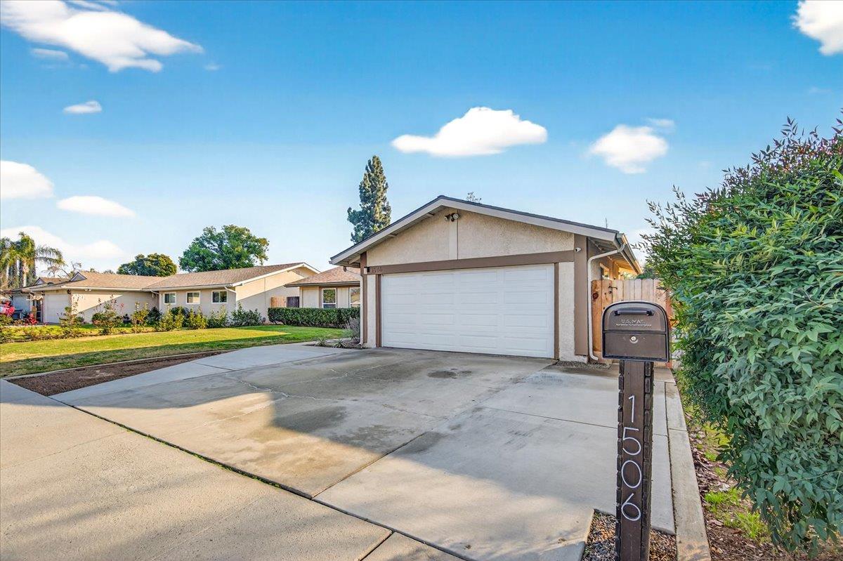1506 Robinwood Ave, Clovis, CA 93611