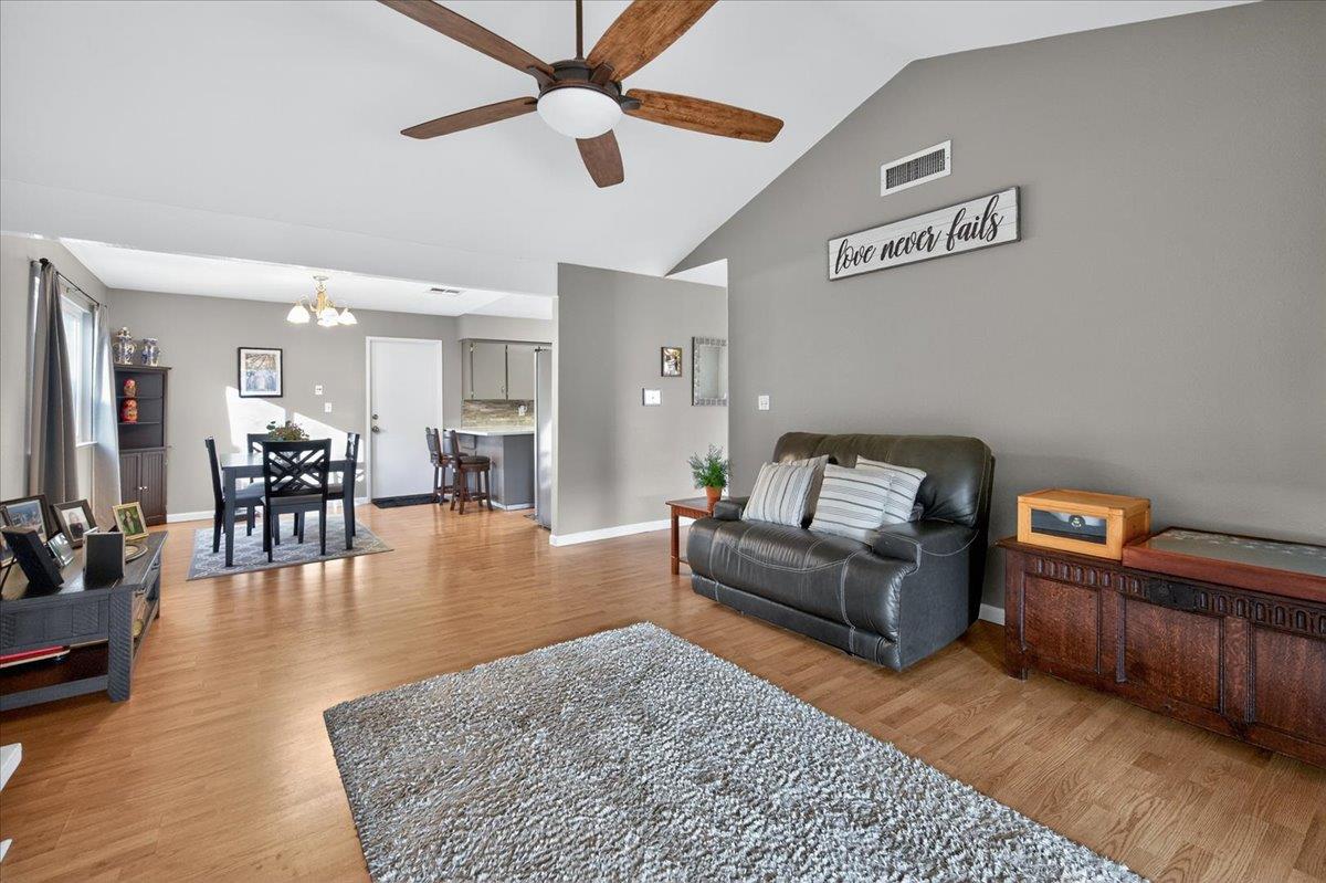 1506 Robinwood Ave, Clovis, CA 93611