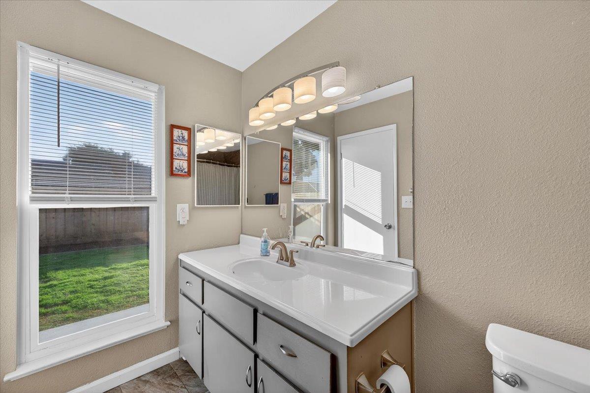 1506 Robinwood Ave, Clovis, CA 93611