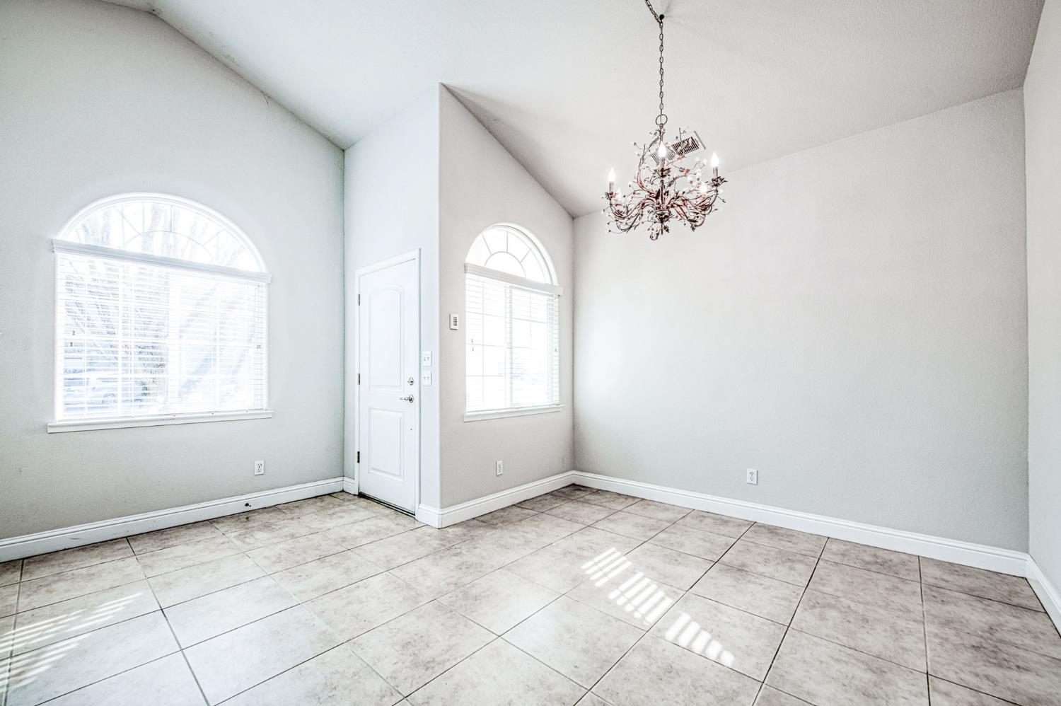 1559 Poe Ln, Clovis, CA 93611