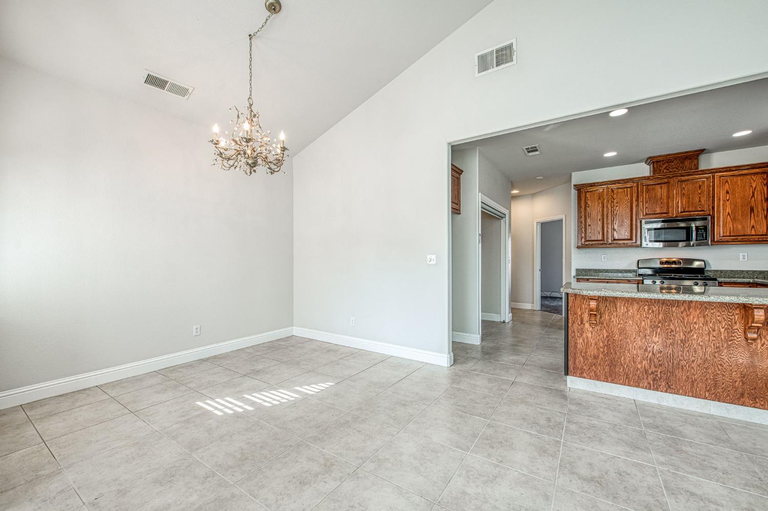 1559 Poe Ln, Clovis, CA 93611