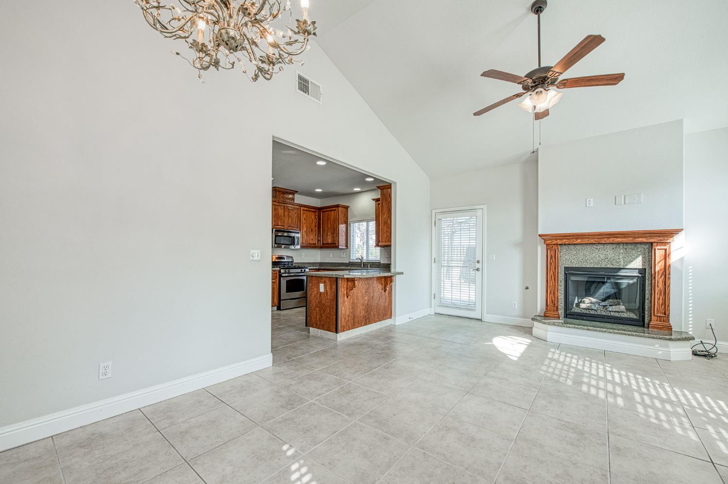 1559 Poe Ln, Clovis, CA 93611