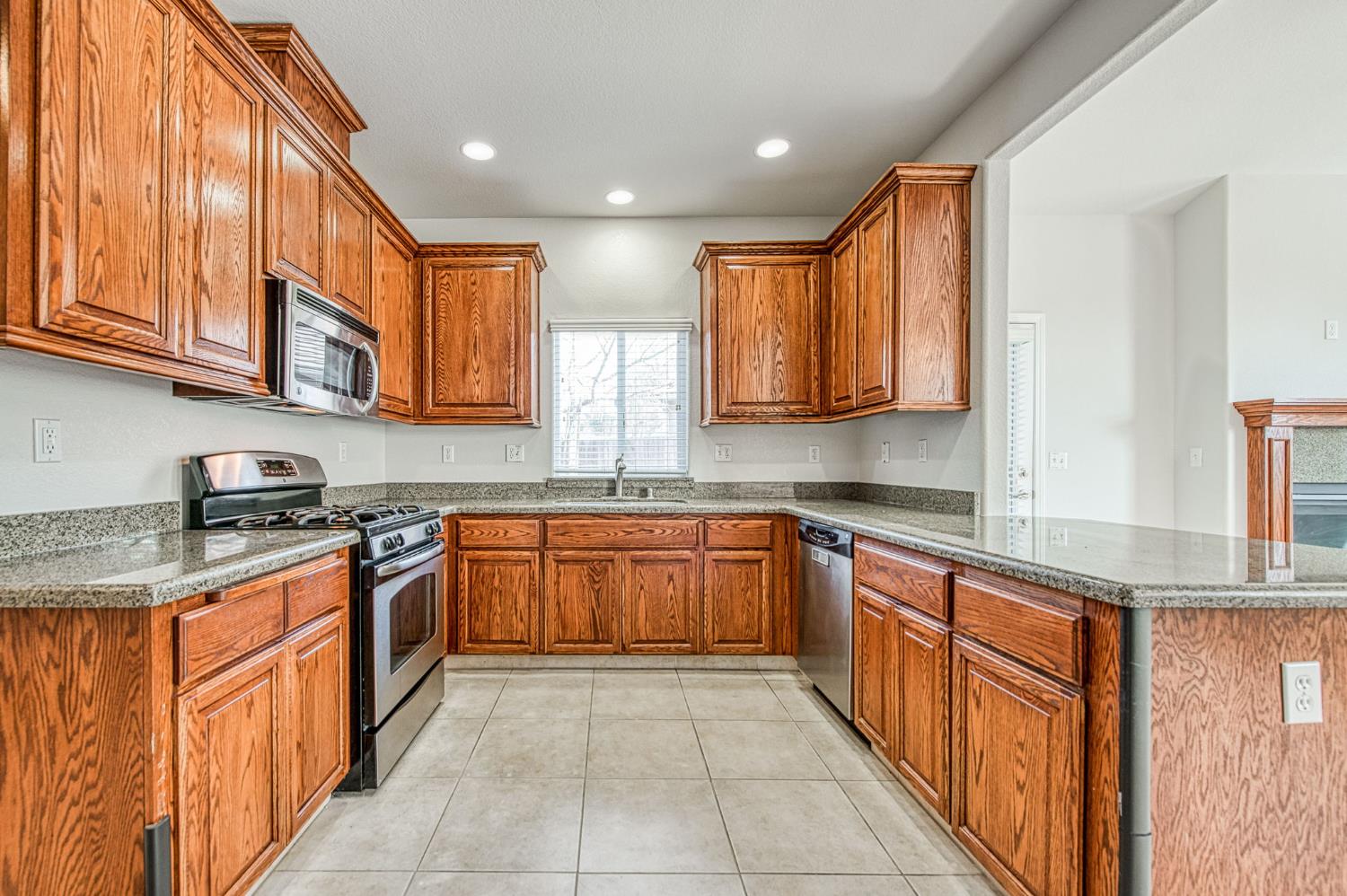 1559 Poe Ln, Clovis, CA 93611