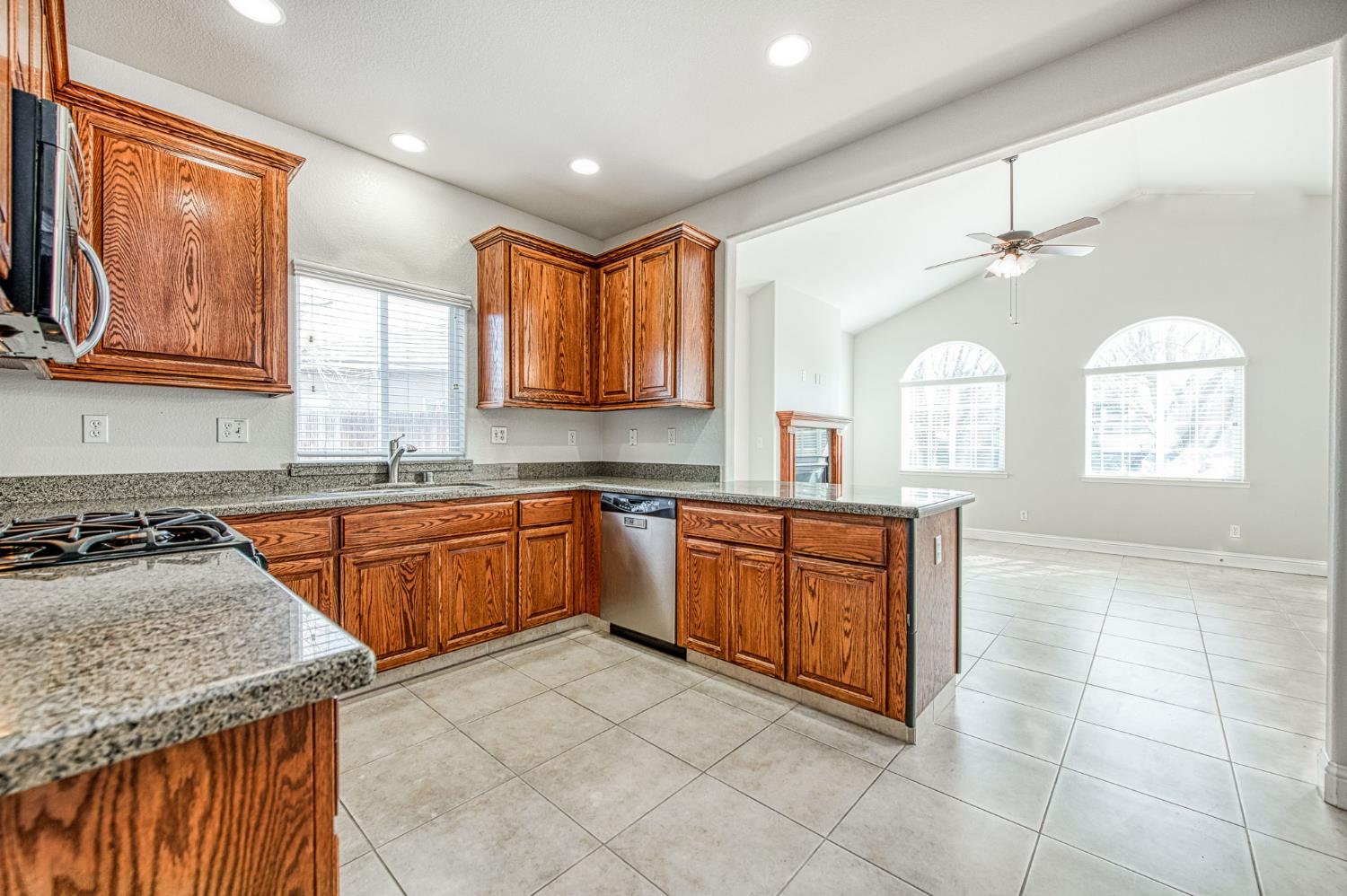 1559 Poe Ln, Clovis, CA 93611